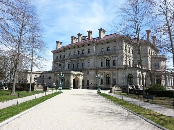 newport-mansions-at-christmas-the-breakers-facade