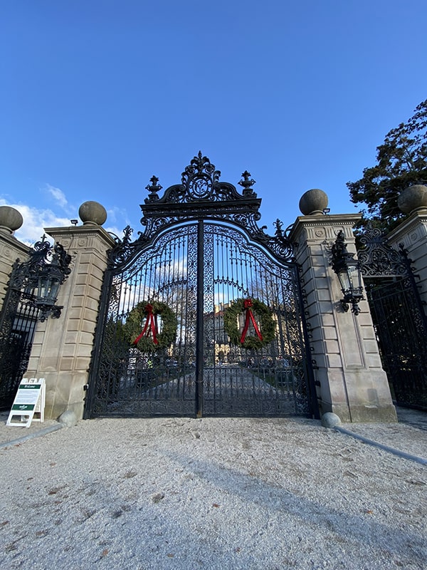 newport-mansions-at-christmas-the-breakers-front-gate