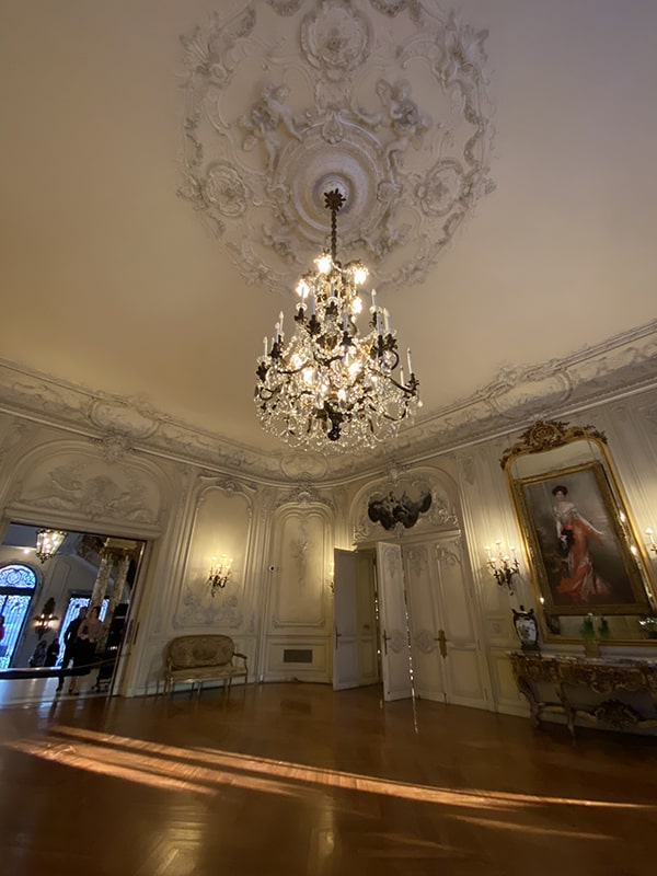 newport-mansions-at-christmas-the-elms-ballroom-chandelier