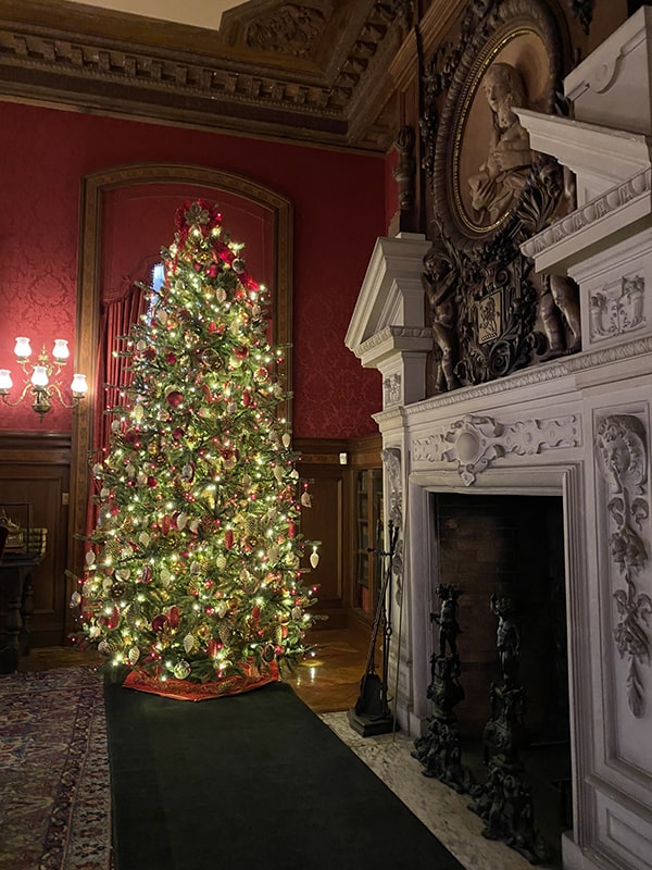 newport-mansions-at-christmas-the-elms-marble-fireplace